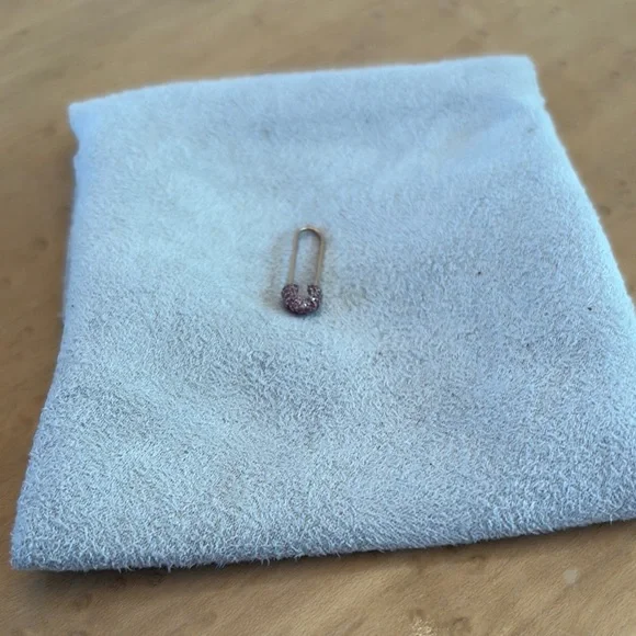 14k Gold safety pin earring with .26c natural pink sapphire - Picture 1 of 2